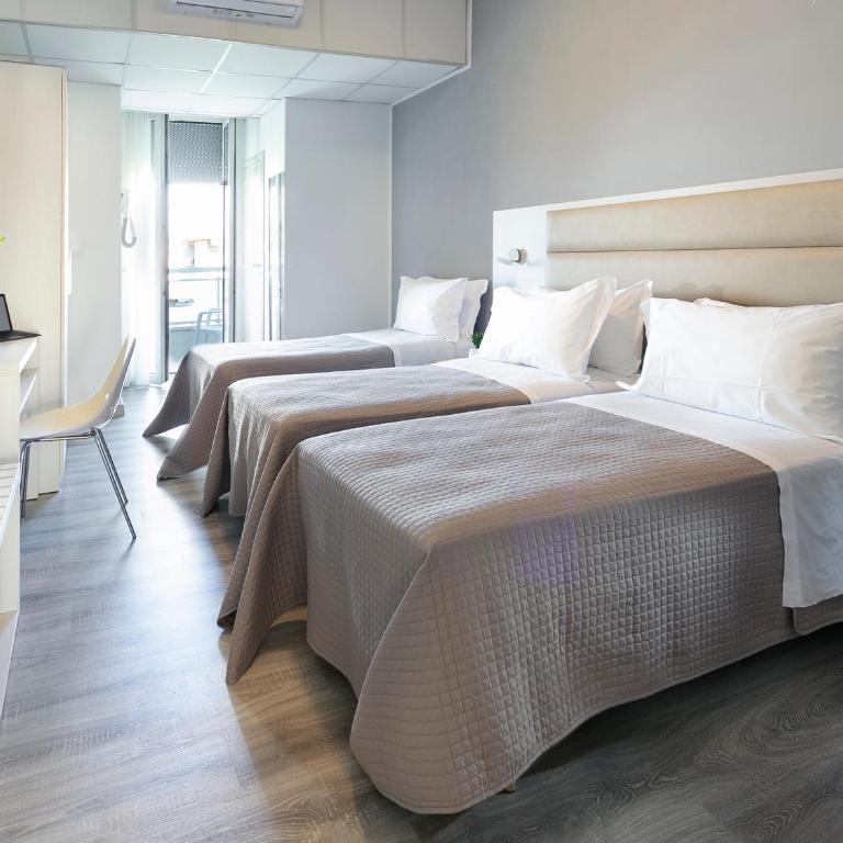 HOTEL ZANARINI in CENTRO a Riccione - Family Room - 3