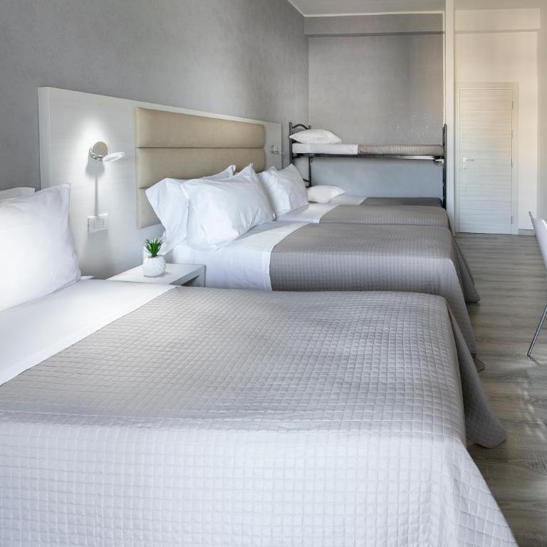 HOTEL ZANARINI in CENTRO a Riccione - Family Room - 4