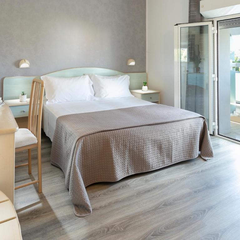 HOTEL ZANARINI in CENTRO a Riccione - Family Room - 6