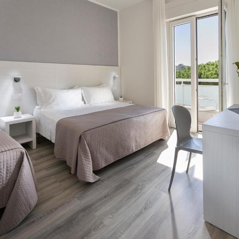 HOTEL ZANARINI in CENTRO a Riccione - Triple Room - 1