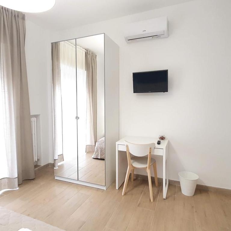 Comfy Vito Rooms with Ensuite and Parking - Bari Policlinico - Double Room with Private Bathroom - 9