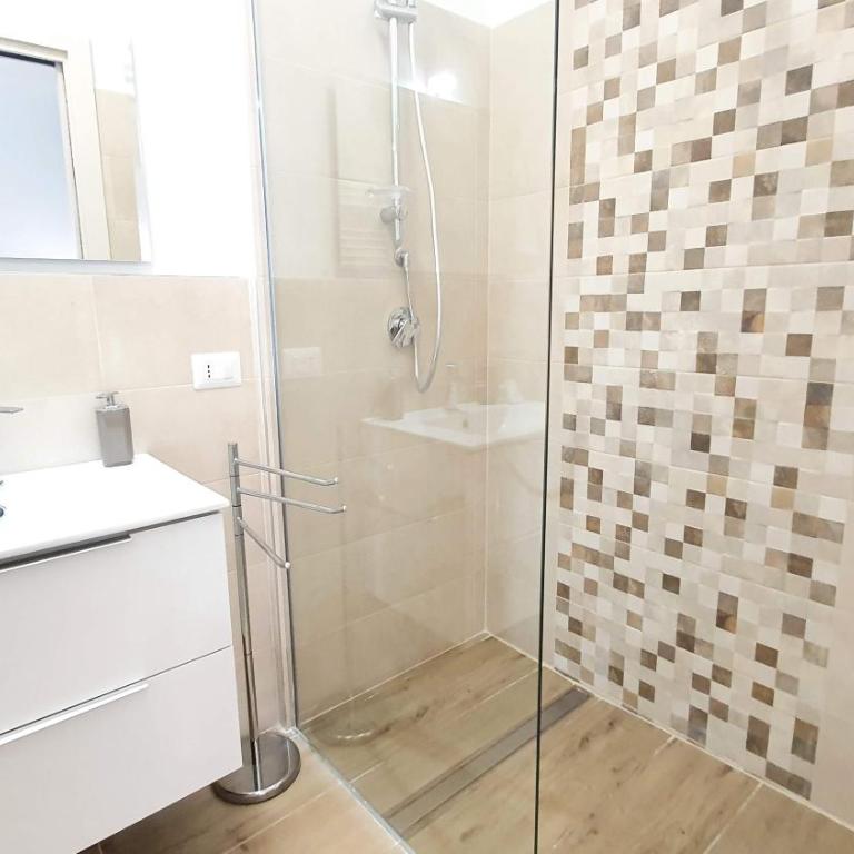 Comfy Vito Rooms with Ensuite and Parking - Bari Policlinico - Double Room with Private Bathroom - 17