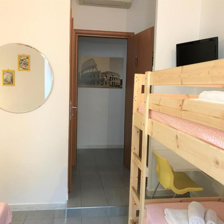 St Peter Rooms - Family Room with Private Bathroom - 8