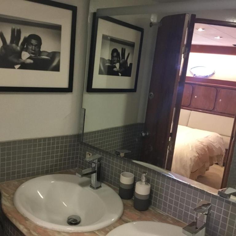 The boathouse - Deluxe Queen Room - 9