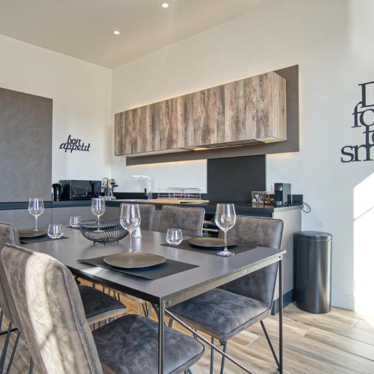 Superbe 3 pièces refait à neuf classé 4 étoiles avec ascenseur et balcon à pied de la plage et du palais des festivals - Apartamento de 2 dormitorios - 4