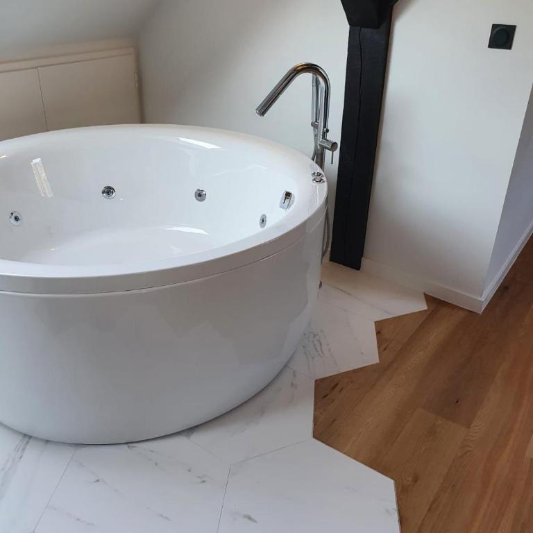 JAMES Résidence & Spa - Suite avec Jacuzzi - 12