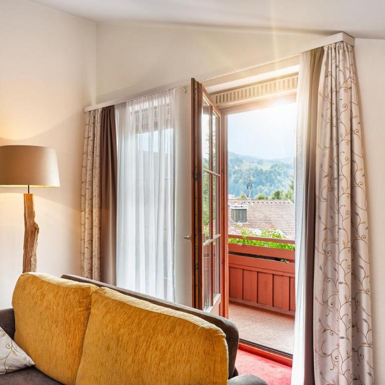 Königshof Hotel Resort - Partner von Oberstaufen PLUS und PLUS GOLF - Junior Suite (keine Hunde erlaubt) - 2