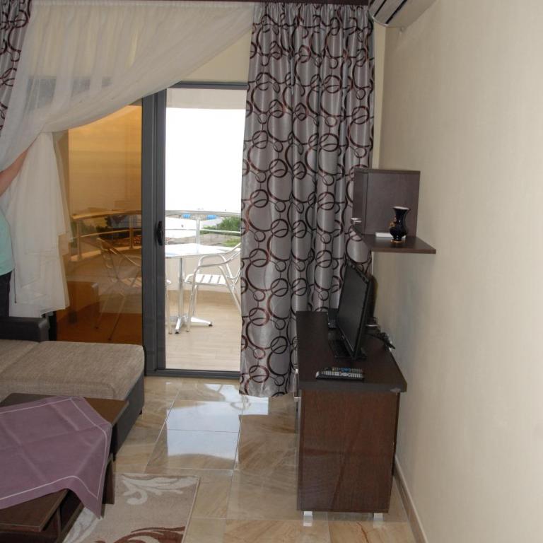 Guest House Evropa 2 - Two-Bedroom Apartment with Sea View - 16