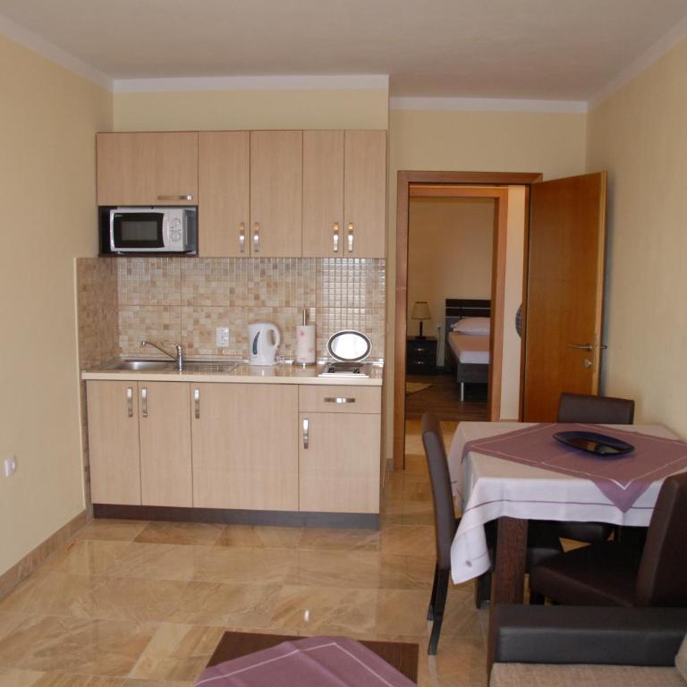 Guest House Evropa 2 - Two-Bedroom Apartment with Sea View - 20
