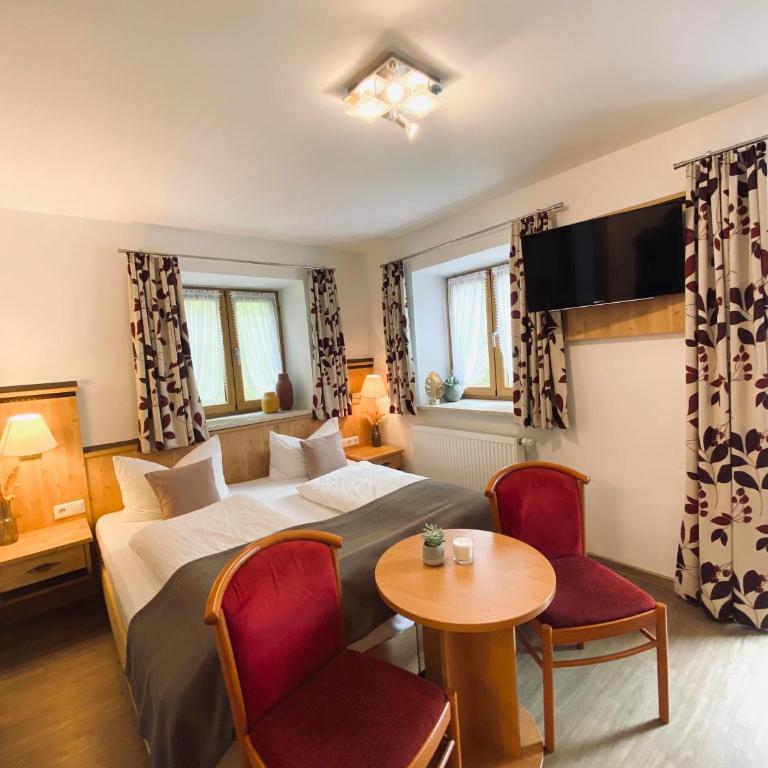 Gästehaus Achental - Comfort Doppelzimmer mit Balkon oder Terrasse vor dem Fenster - 8