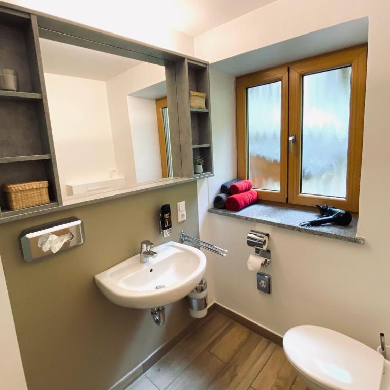 Gästehaus Achental - Comfort Doppelzimmer mit Balkon oder Terrasse vor dem Fenster - 11