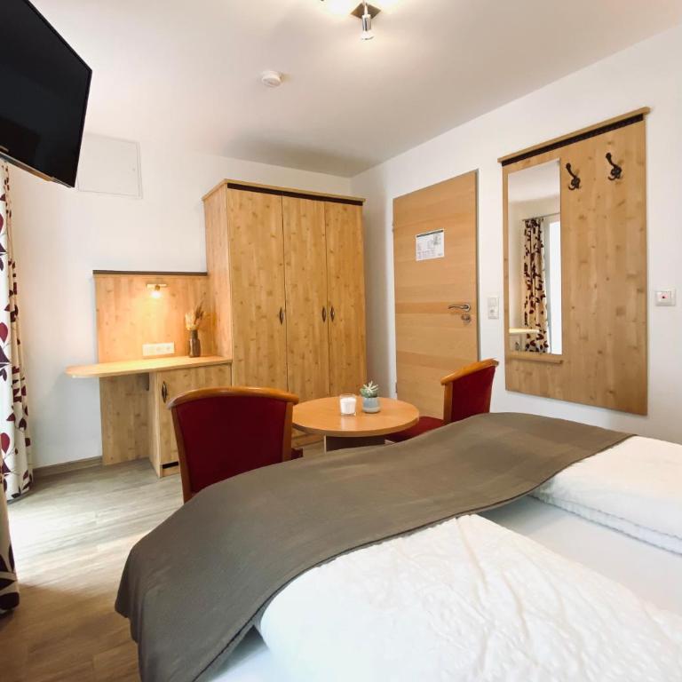 Gästehaus Achental - Comfort Doppelzimmer mit Balkon oder Terrasse vor dem Fenster - 9