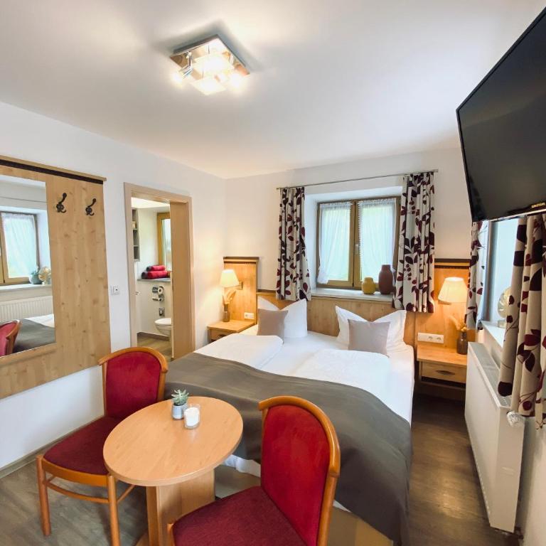 Gästehaus Achental - Comfort Doppelzimmer mit Balkon oder Terrasse vor dem Fenster - 7