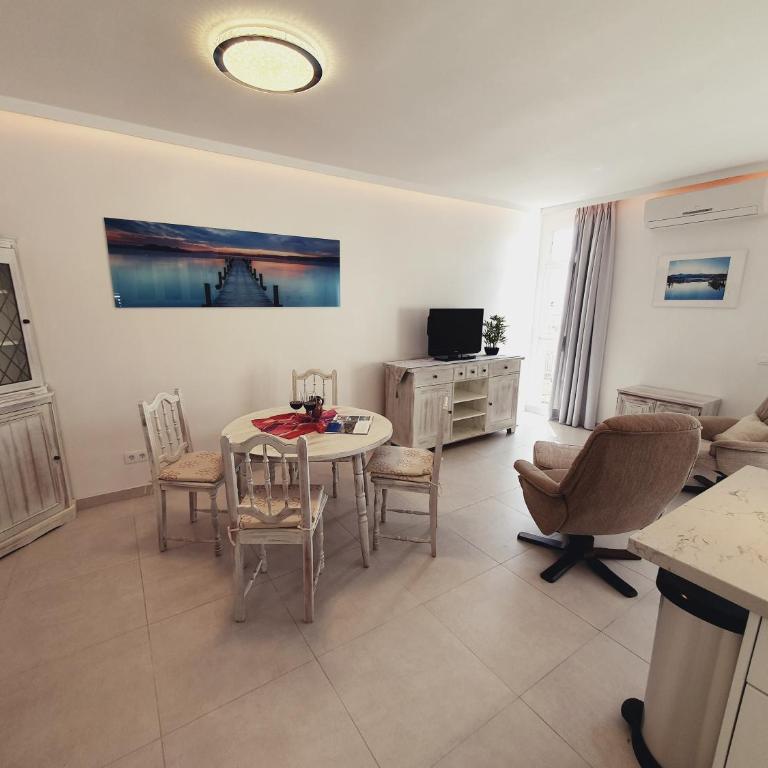 Spacious Apartment with Sea view - Apartment - 10