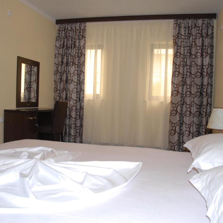 Guest House Evropa 2 - Two-Bedroom Apartment with Sea View - 12