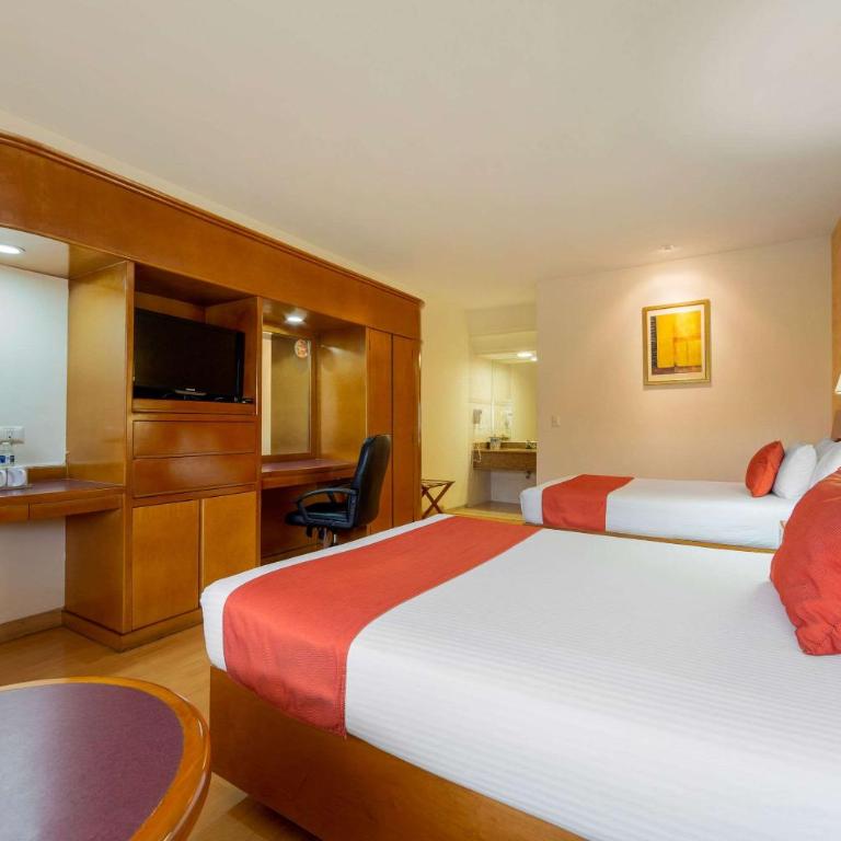 Comfort Inn Monterrey Norte - 2 Double Beds, Courtyard View - 1