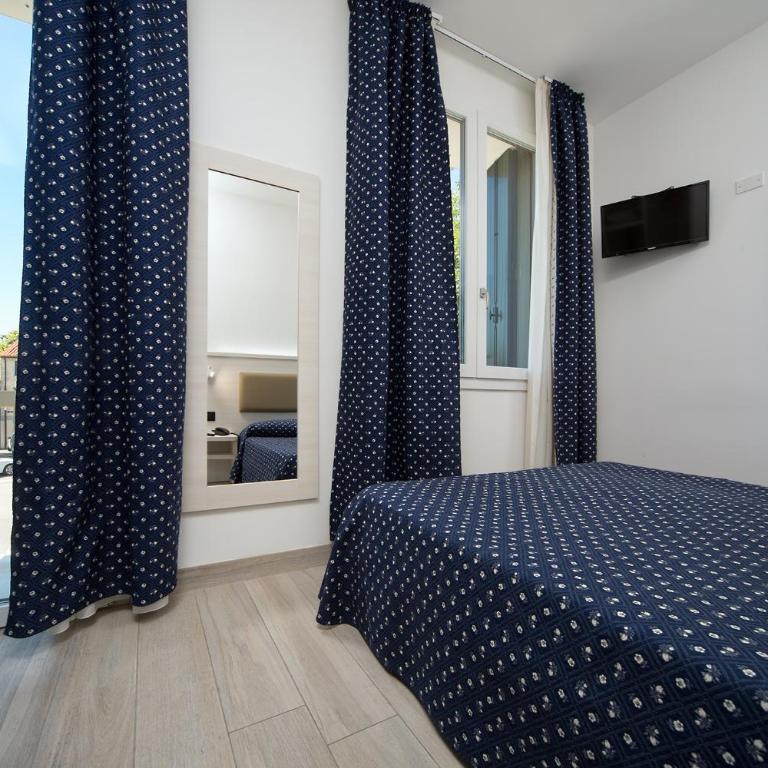 Hotel Giotto - Camera Matrimoniale con Balcone - 8
