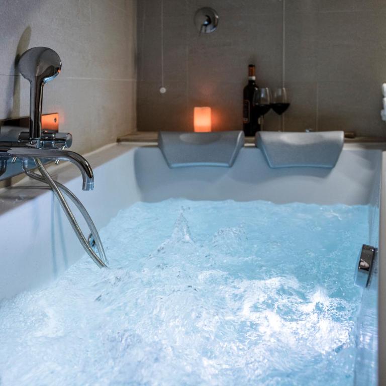 Navona Central Suites - Suite Superior con Vasca Idromassaggio e Sauna - 9
