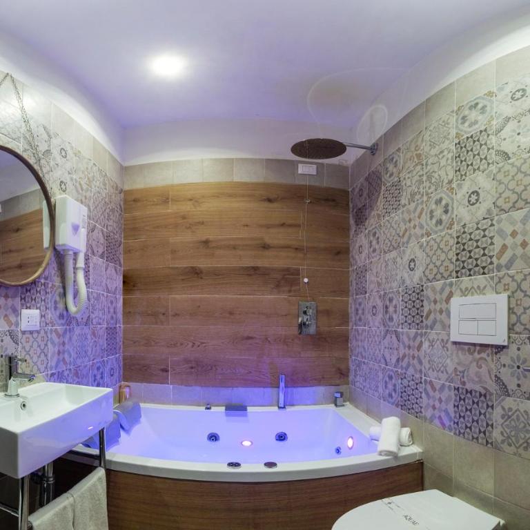 Navona Central Suites - Suite Senior con Vasca Idromassaggio e Sauna - 46
