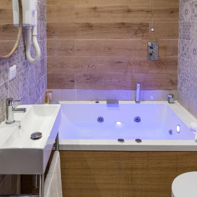 Navona Central Suites - Suite Senior con Vasca Idromassaggio e Sauna - 12