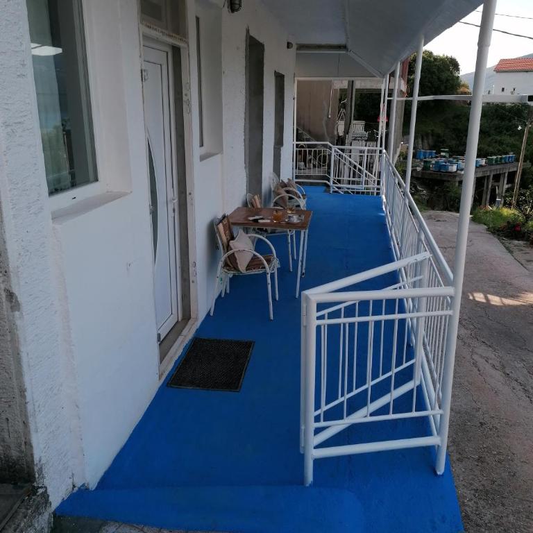 PLAVOBELA KUĆA SA MAGIČNIM POGLEDOM NA MORE - Two-Bedroom House - 2