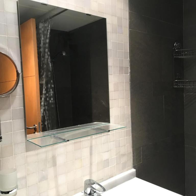 Piso Frente al Mar Primera Línea de Playa en Malaga con Parking Gratuito - Apartamento con vistas al mar - 11