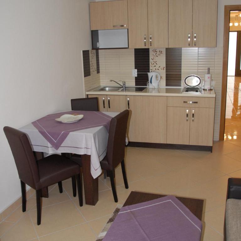 Guest House Evropa 2 - Two-Bedroom Apartment with Sea View - 14