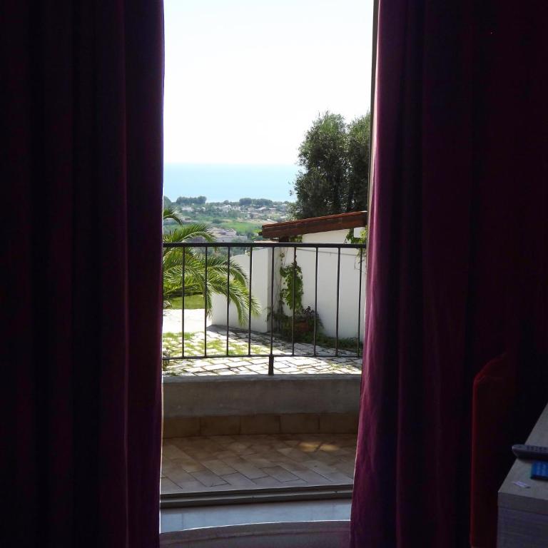 Residenza Collina Dei Pini - Camera Matrimoniale con Vista Mare - 1