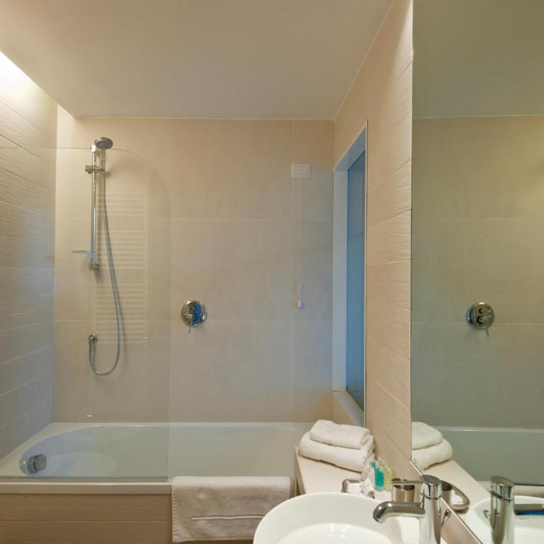 Little Queen Suite - Camera Tripla con Vista Città - 8