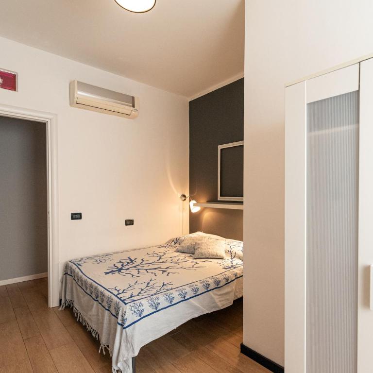 B&B Montecarlo - Camera Matrimoniale/Doppia con Letti Singoli con Bagno Privato Esterno - 1