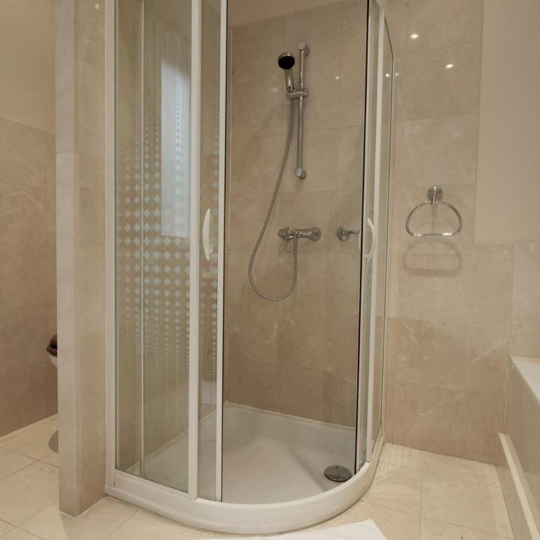 La Villa Paris - B&B - Chambre Lit King-Size avec Baignoire Spa - 11