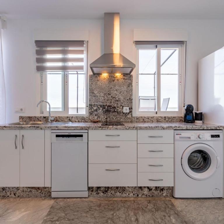 City Center Deluxe Sky View by Valcambre - Apartamento con terraza - 12
