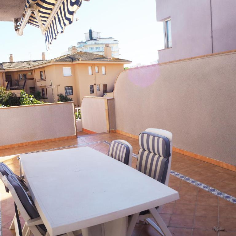 Saromar I Apartament amb gran terrassa, per 6 persones a 5 minuts de la Platja Gran - Apartamento con terraza - 3