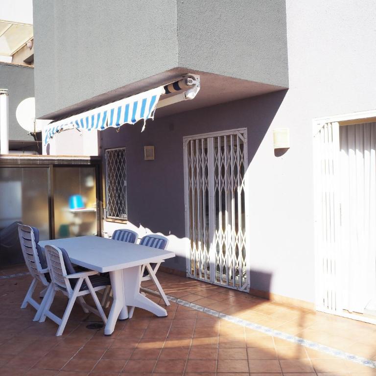 Saromar I Apartament amb gran terrassa, per 6 persones a 5 minuts de la Platja Gran - Apartamento con terraza - 2