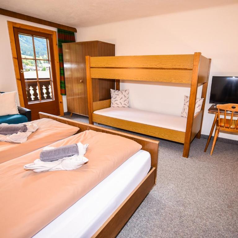 Gasthof Finkenhof - Chambre Quadruple avec Salle de Bains Commune - 1