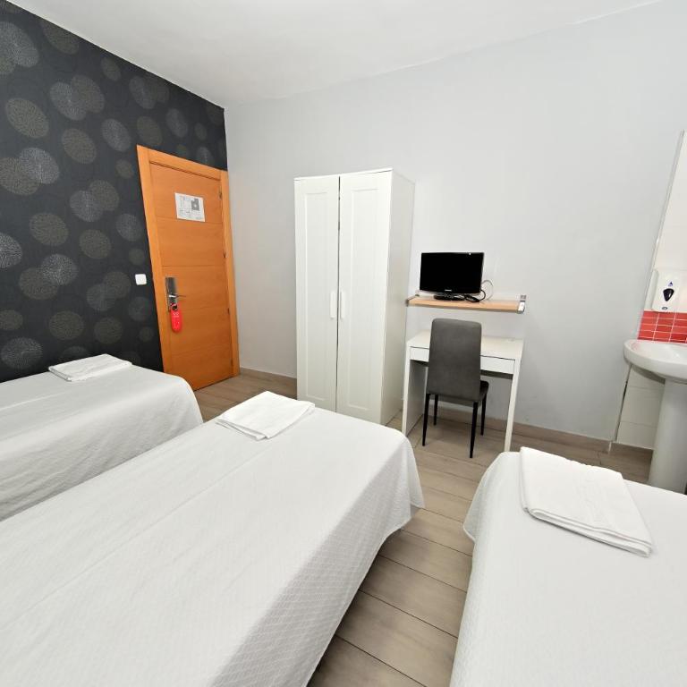 Hostal Falfes - Double or Twin Room with Extra Bed and Shared Bathroom - 3