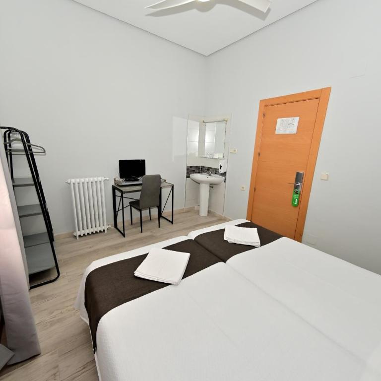 Hostal Falfes - Double or Twin Room with Shared Bathroom - 5