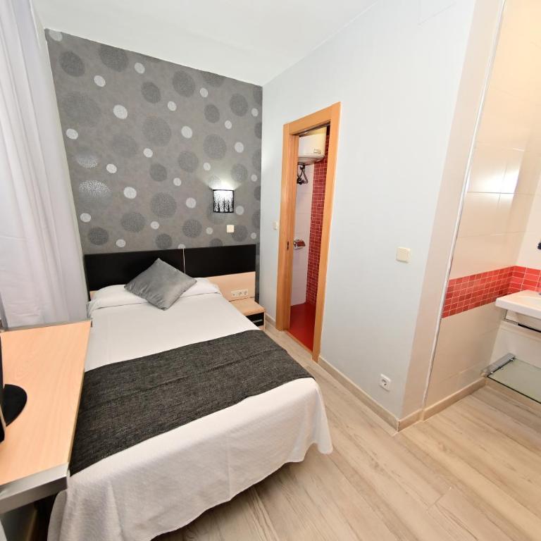 Hostal Falfes - Single Room with Private Bathroom - 1