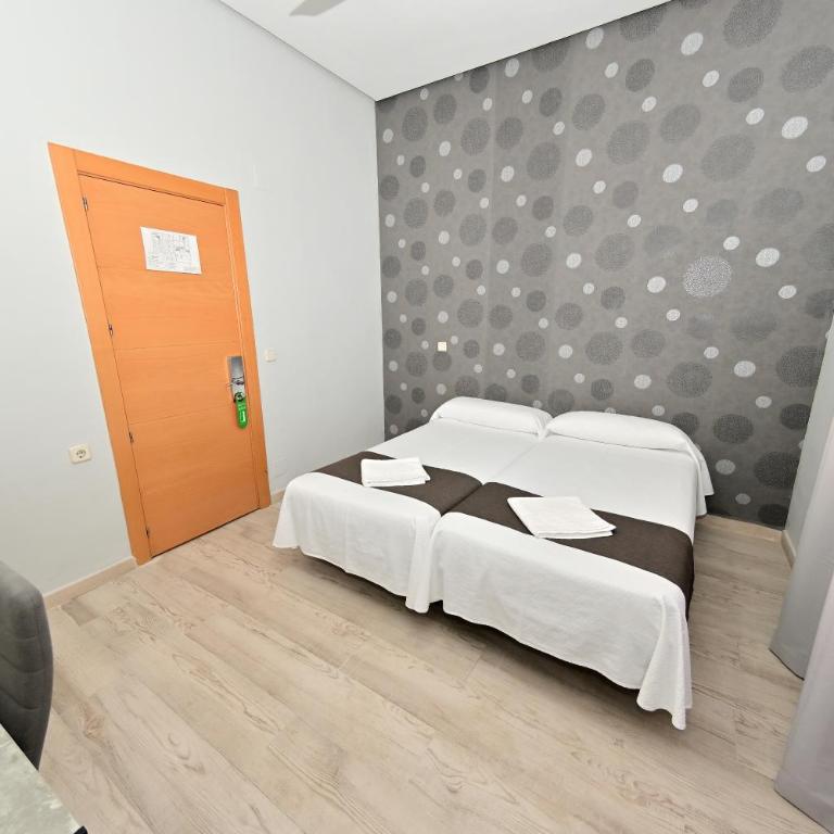 Hostal Falfes - Double or Twin Room with Shared Bathroom - 4