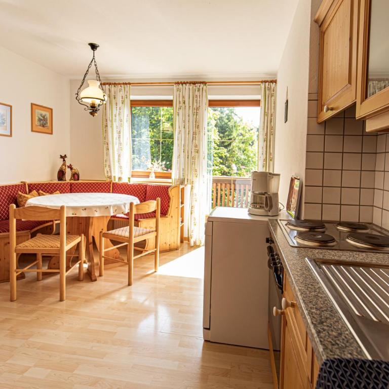 Haus Farmer - Two-Bedroom Apartment with Balcony - 3
