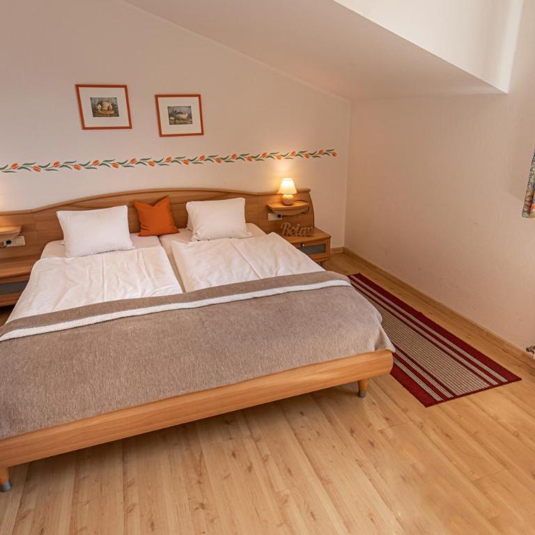 Haus Farmer - Two-Bedroom Apartment with Balcony - 12