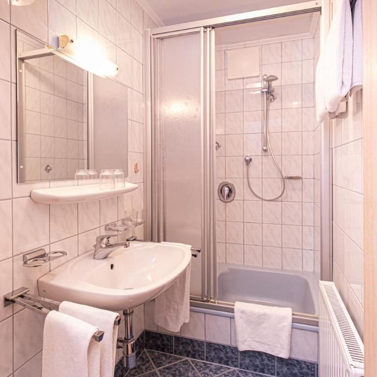 Haus Farmer - Two-Bedroom Apartment with Balcony - 11