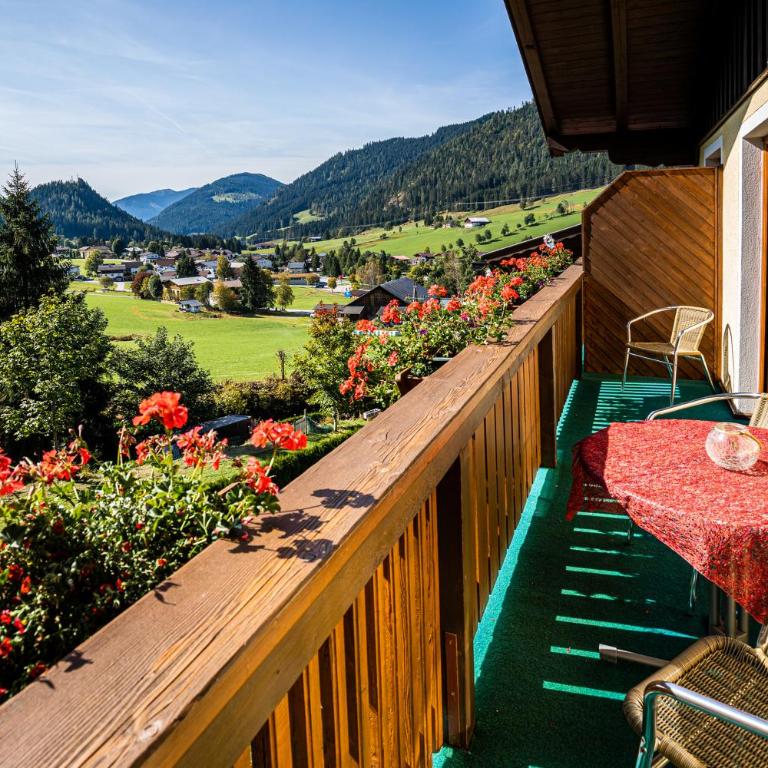 Haus Farmer - Two-Bedroom Apartment with Balcony - 13
