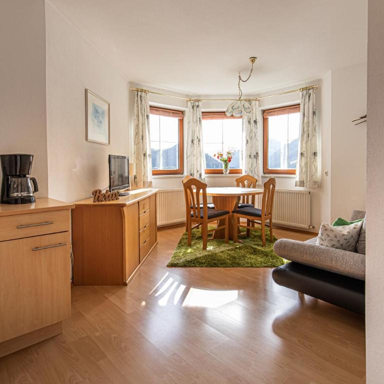 Haus Farmer - Large One-Bedroom Apartment with Balcony - 5