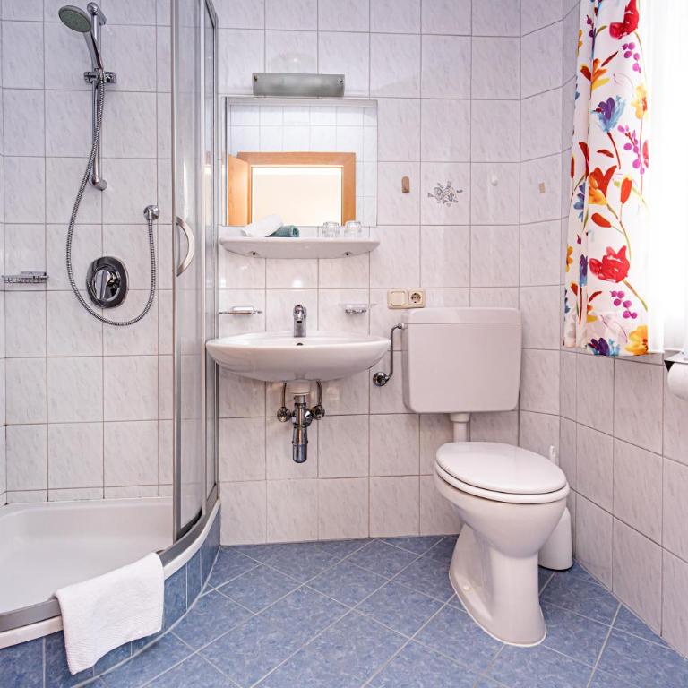 Haus Farmer - Large One-Bedroom Apartment with Balcony - 7