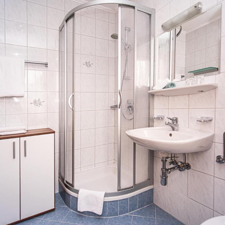 Haus Farmer - Large One-Bedroom Apartment with Balcony - 6