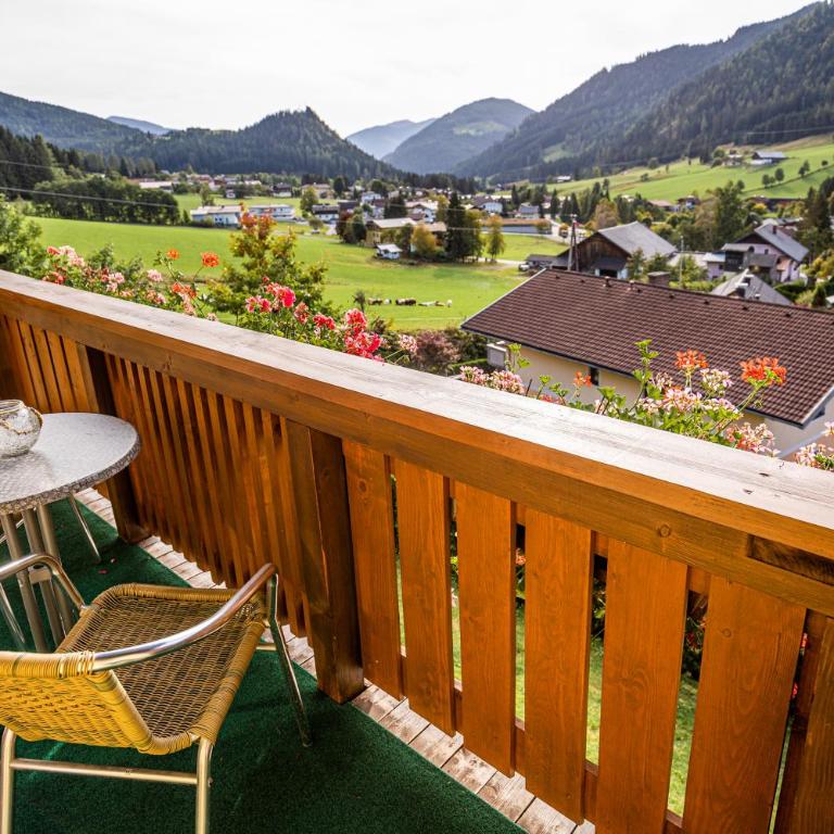 Haus Farmer - Large One-Bedroom Apartment with Balcony - 8
