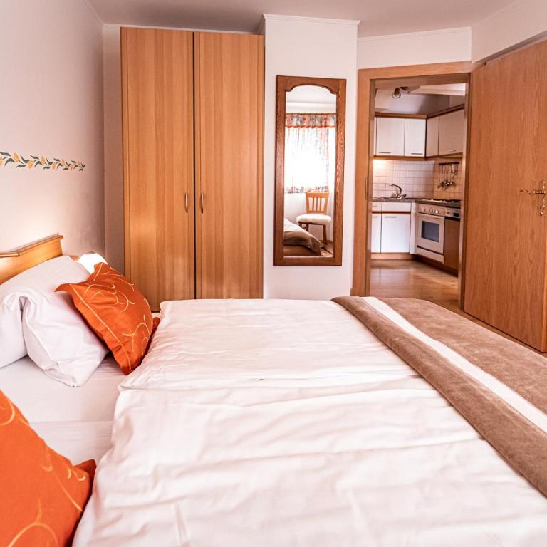Haus Farmer - Large One-Bedroom Apartment with Balcony - 12