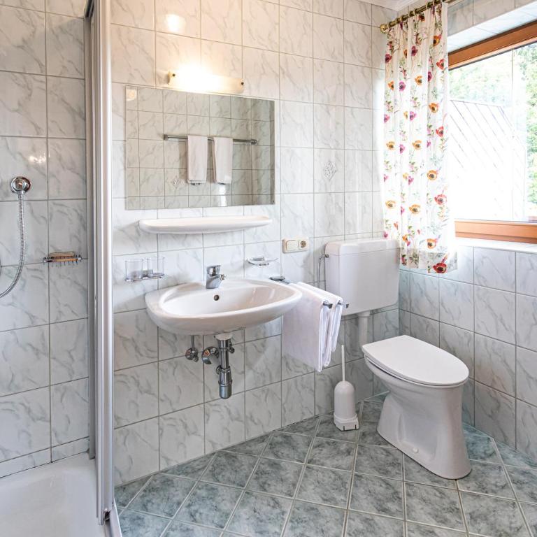 Haus Farmer - Large One-Bedroom Apartment with Balcony - 14