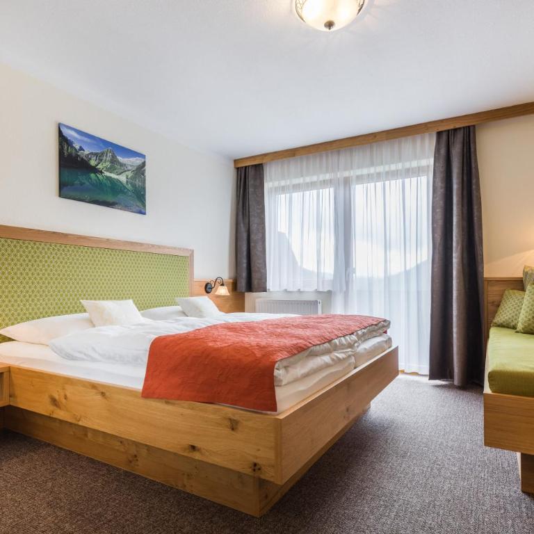 Frühstückspension Rötelstein - Dreibettzimmer mit Balkon - 4